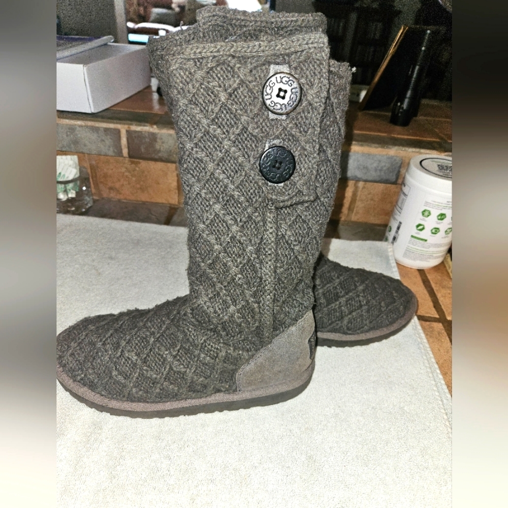 UGG LADIES GREY KNIT KNEE HIGH BOOTS. SIZE 5, BUT FEELS MORE LIKE 6. 📸